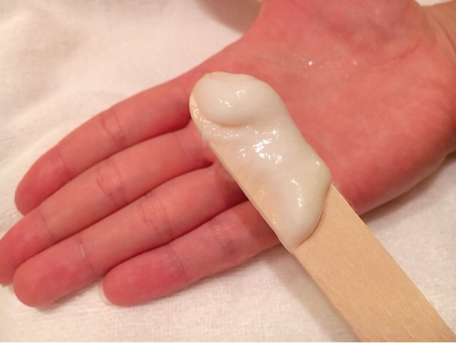 除毛クリームを手の指毛が隠れるぐらいを塗る