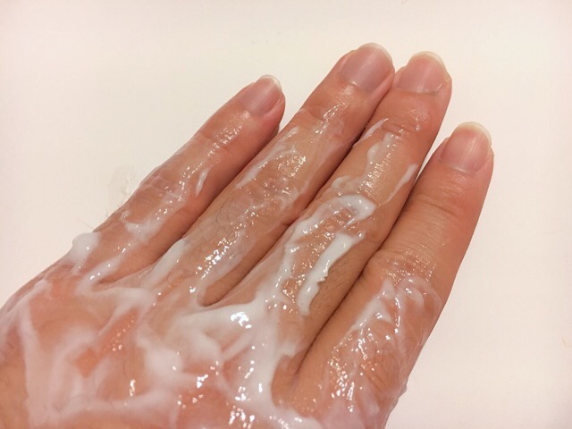 除毛クリームを塗り手の指毛が溶けるまで5～10分待つ